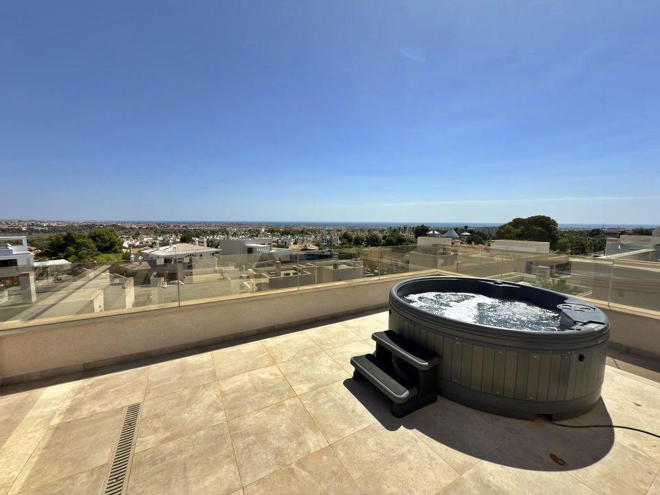 Garden in villa for sale in Orihuela Costa
