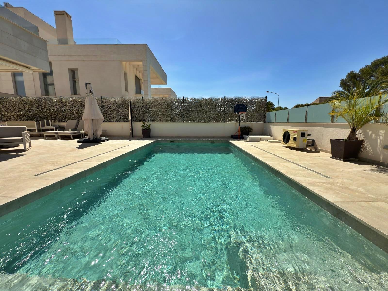 Garden in villa for sale in Orihuela Costa