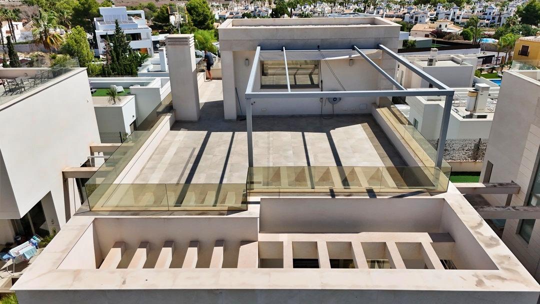 Garden in villa for sale in Orihuela Costa
