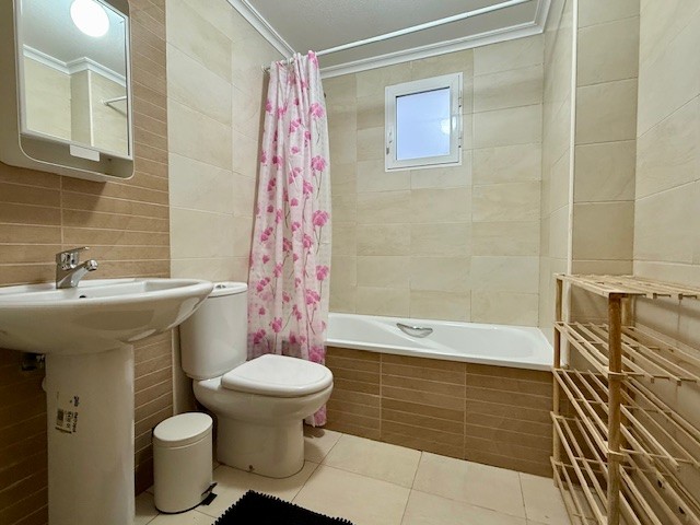 Bathroom in apartment for sale in Formentera del Segura