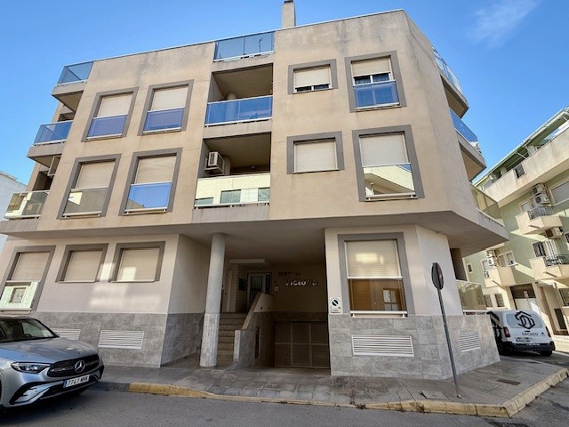 Master bedroom in apartment for sale in Formentera del Segura