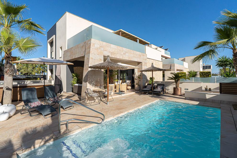 Vilă de Lux cu 4 Dormitoare în Benijófar – Spațiu Generos, Piscină și Amplasament Excepțional pe Costa Blanca
