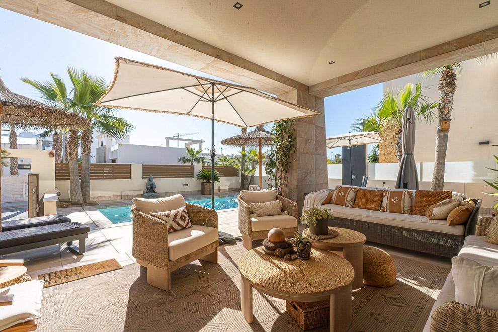 Vilă de Lux cu 4 Dormitoare în Benijófar – Spațiu Generos, Piscină și Amplasament Excepțional pe Costa Blanca