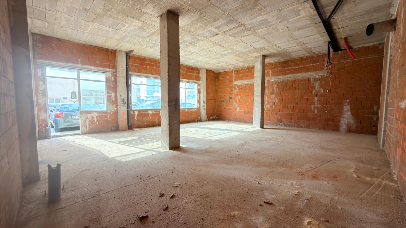 Imóvel Comercial de Oportunidade em Los Dolses – 91,92 m² de Possibilidades Infinitas