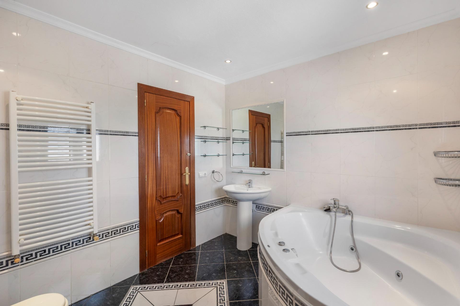 Master bedroom in villa for sale in Rojales