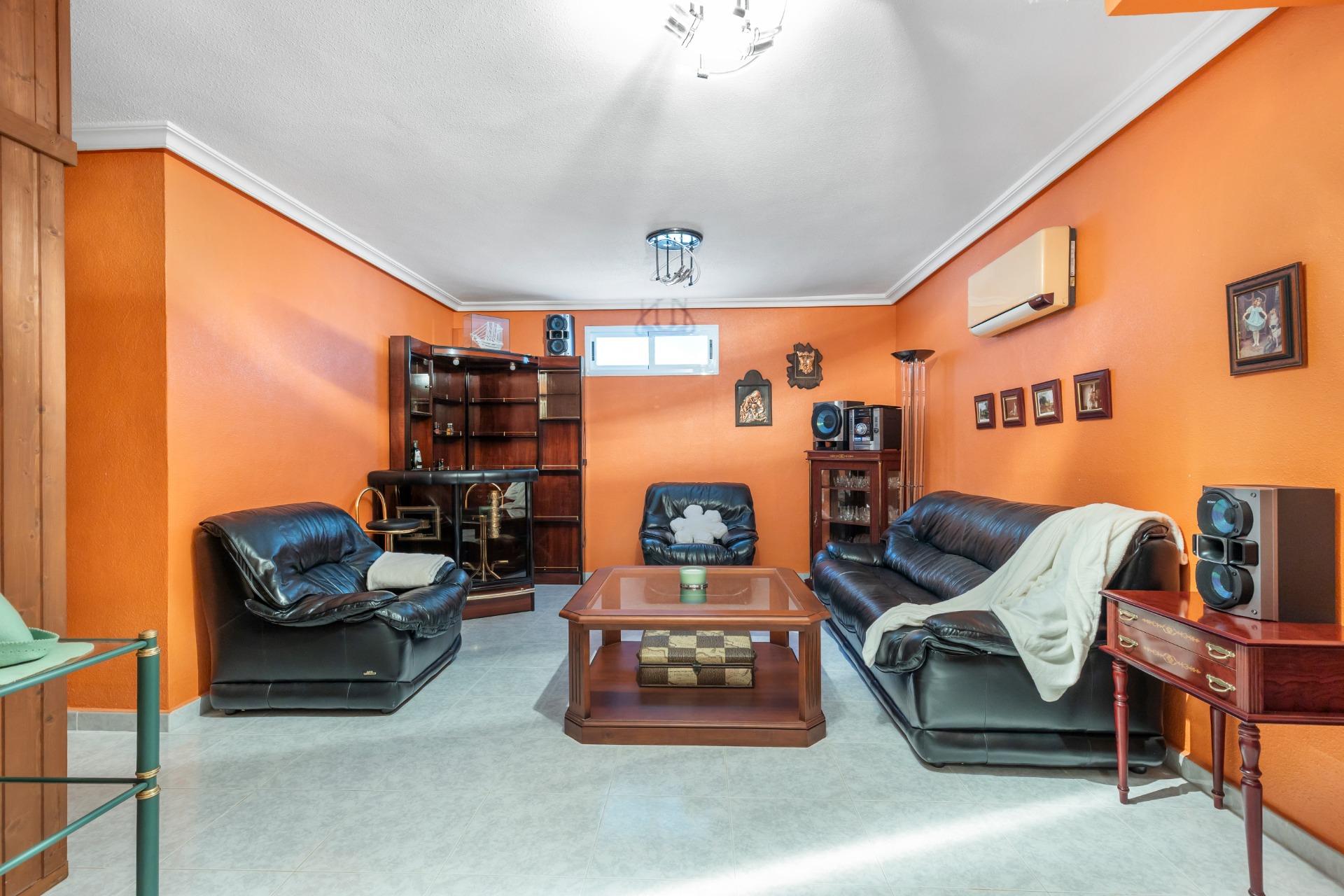 Bedroom in villa for sale in Rojales
