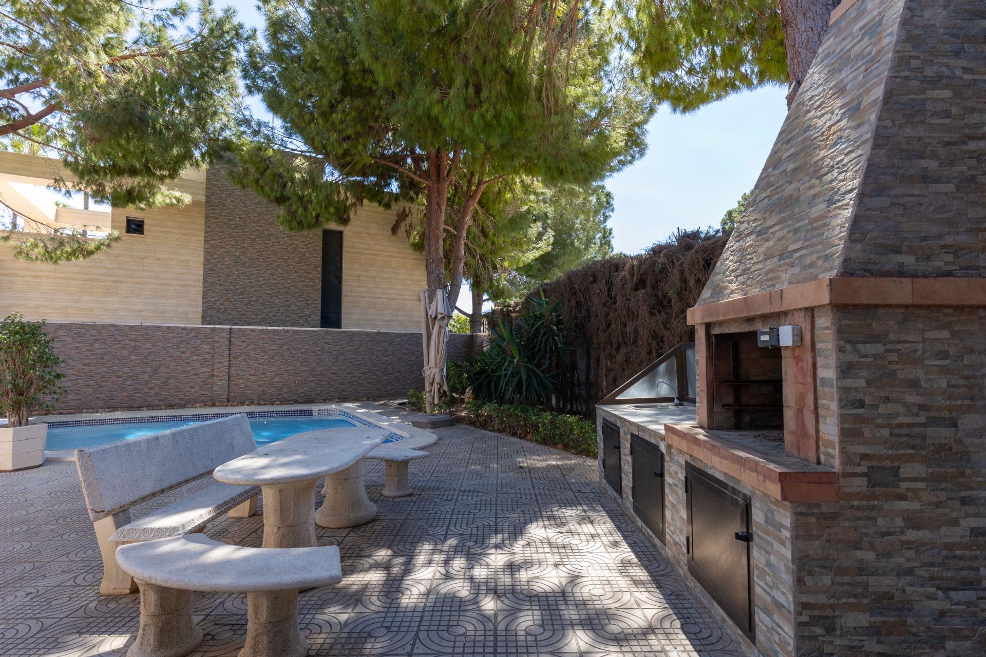 Master bedroom in villa for sale in Rojales
