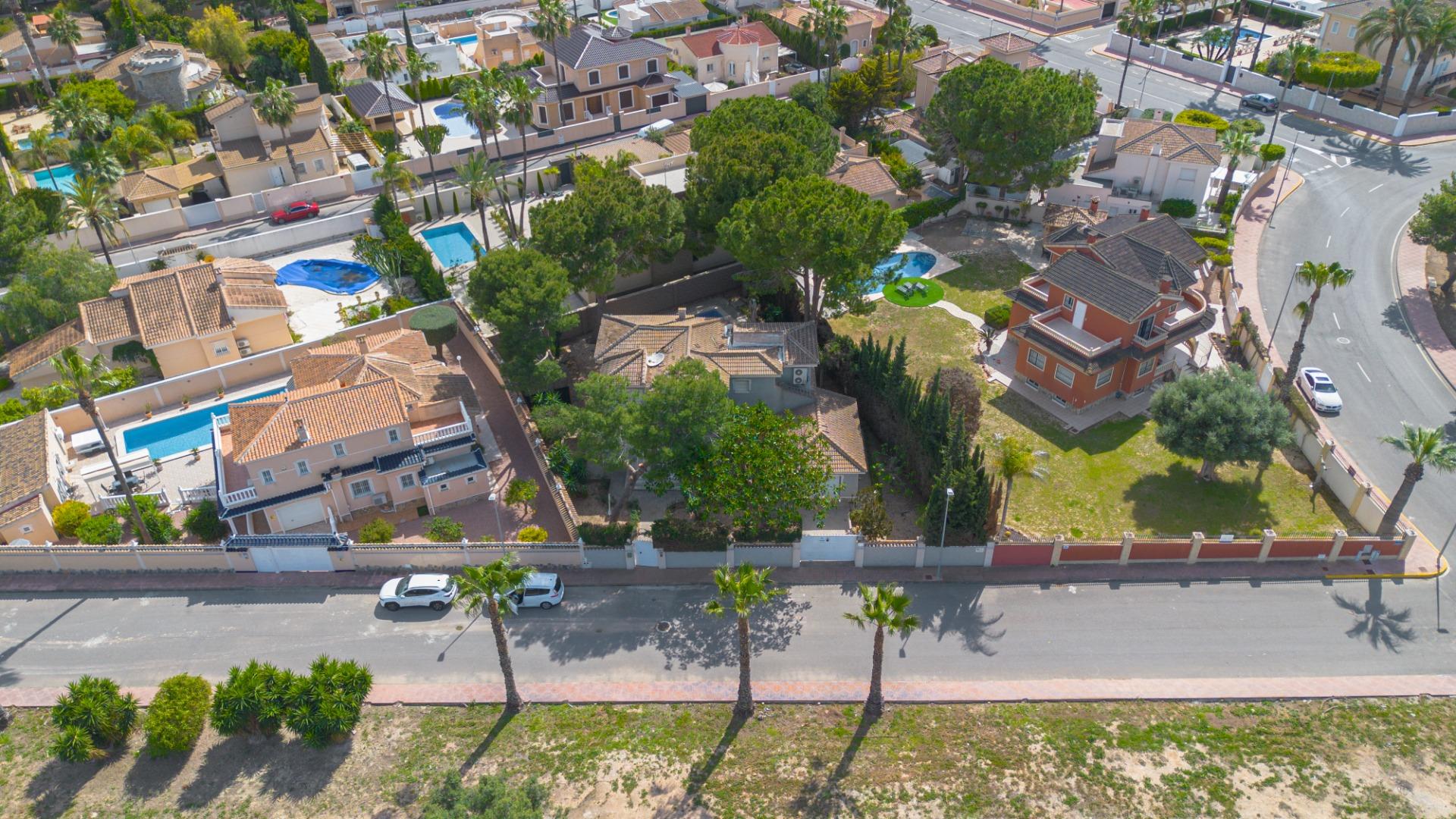 Bedroom in villa for sale in Rojales