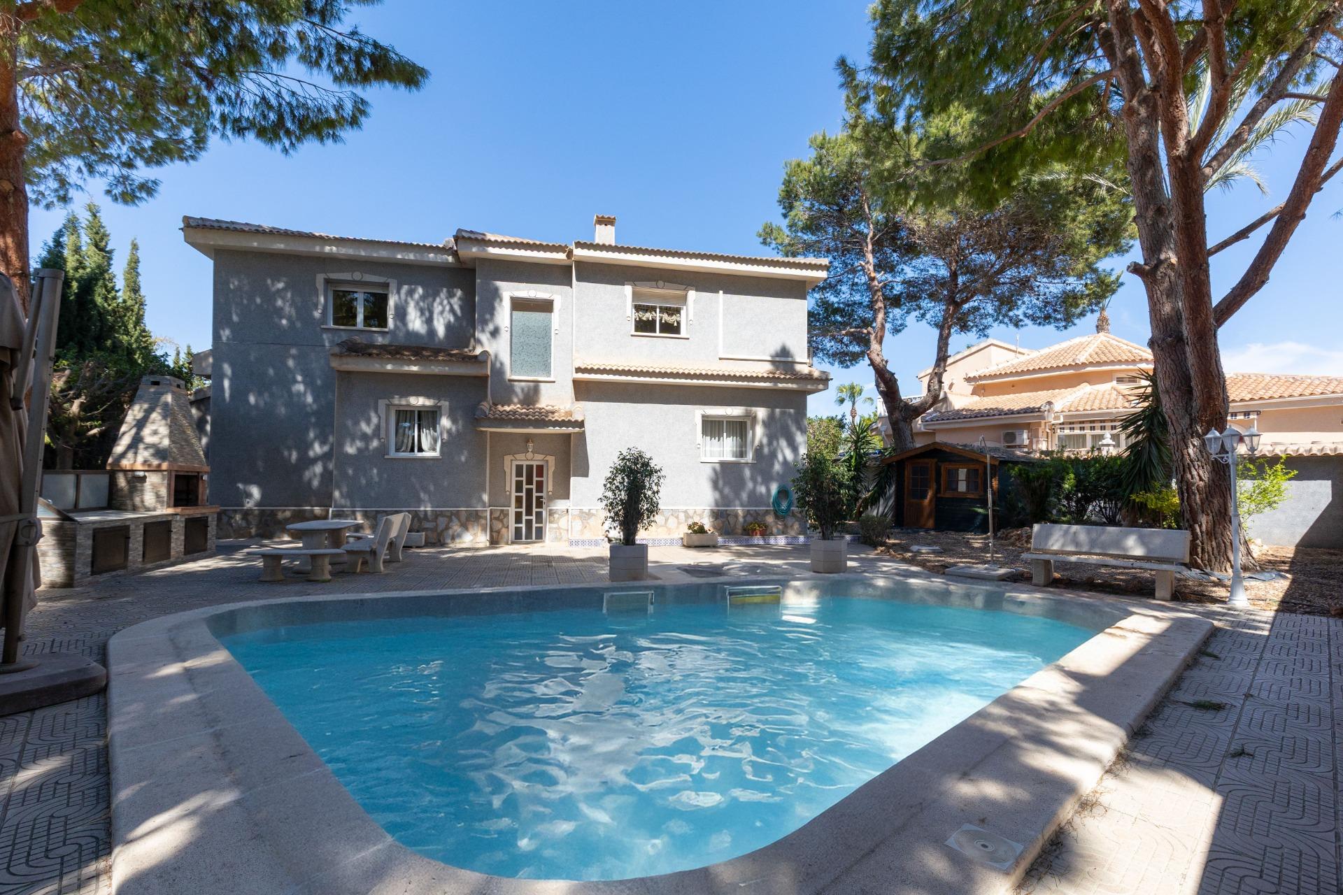 Master bedroom in villa for sale in Rojales