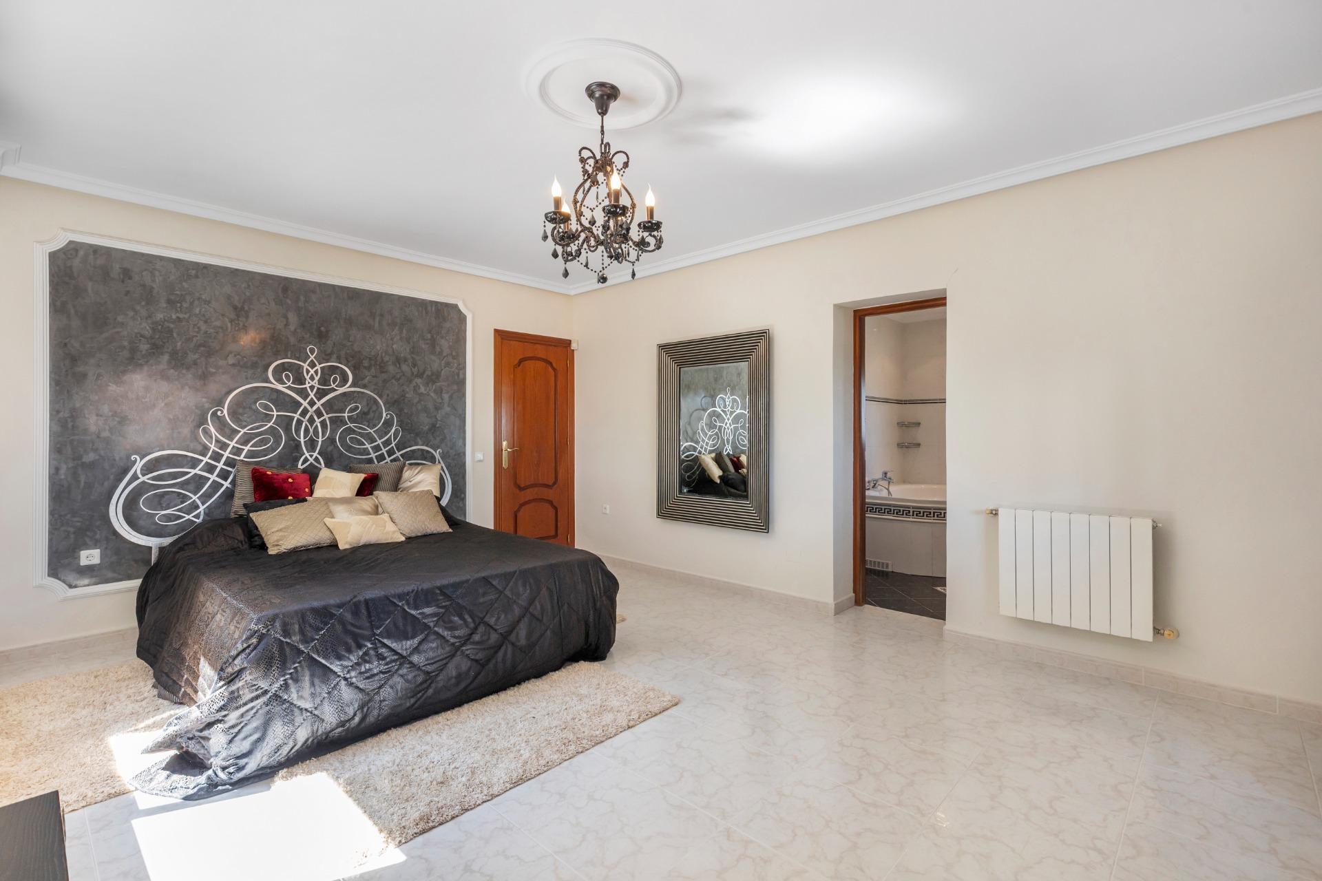 Bedroom in villa for sale in Rojales