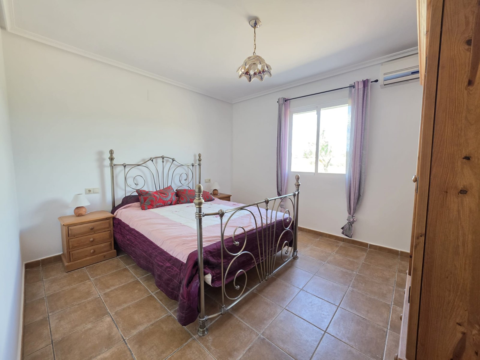 Master bedroom in villa for sale in Monóvar/Monóver