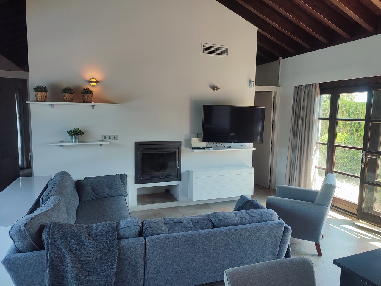 Dining area in villa for sale in Peraleja Golf