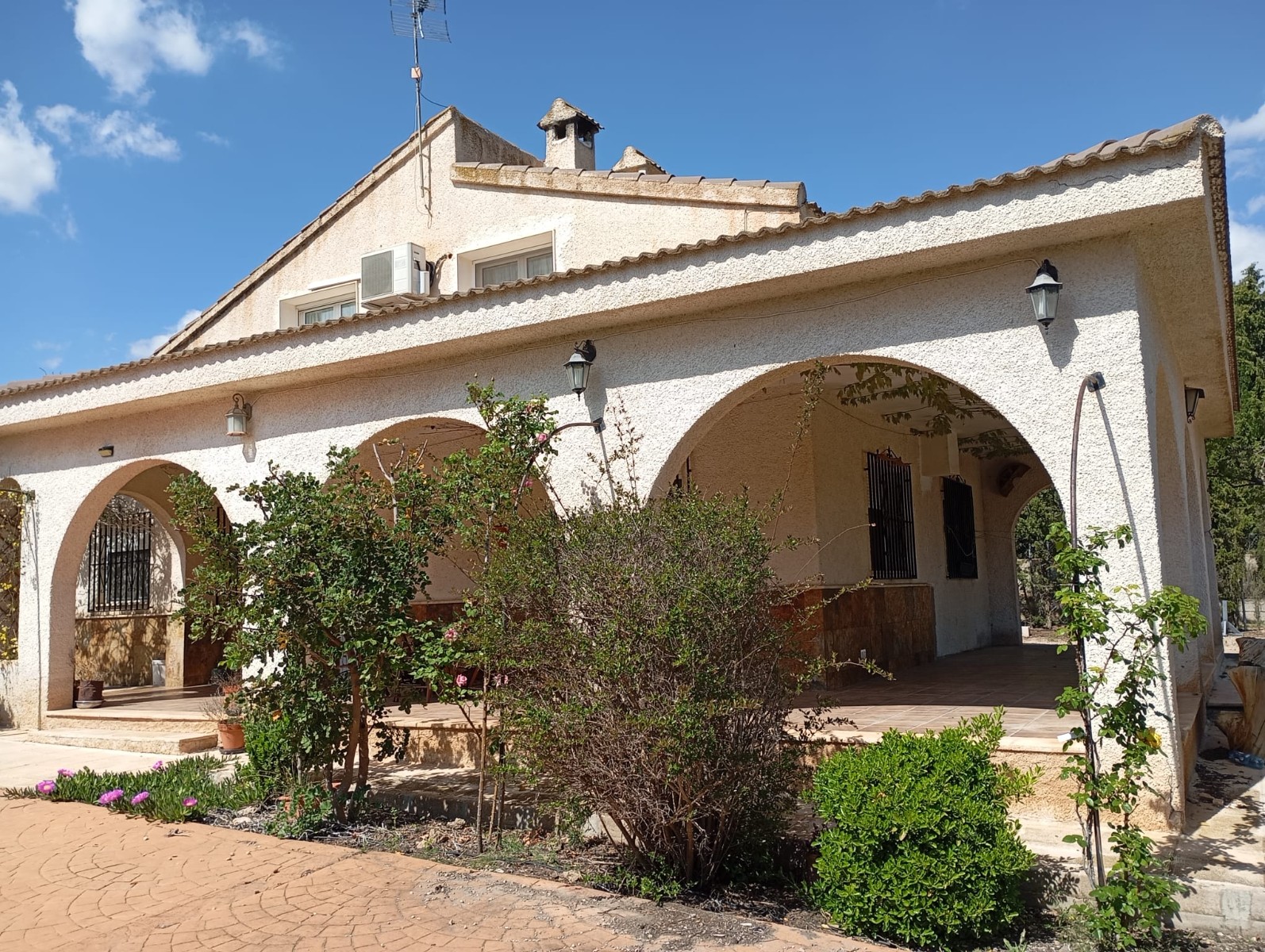 Luxury Villa in Yecla: Countryside Serenity with Modern Comfort