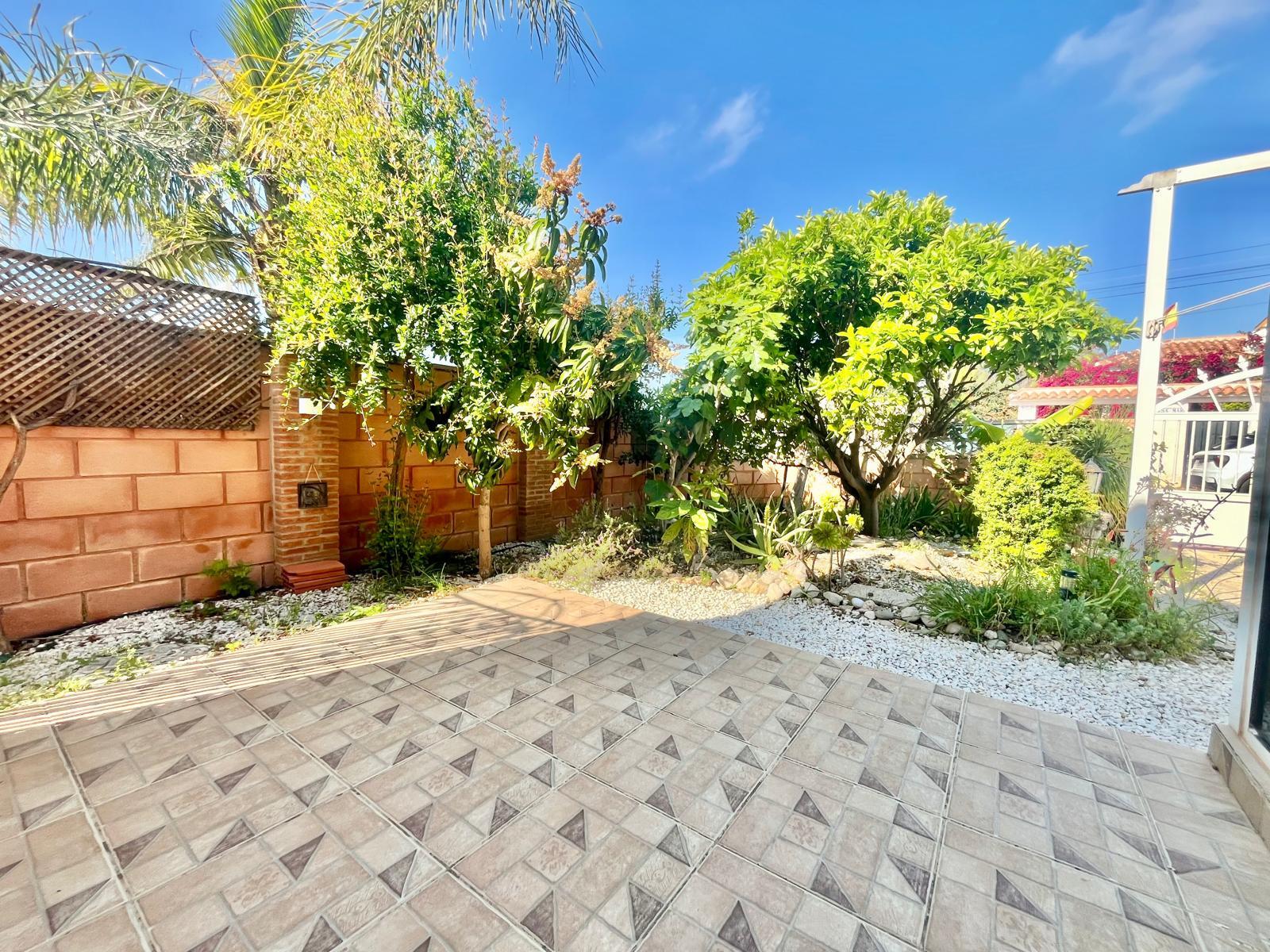 Garden in villa for sale in Orihuela Costa