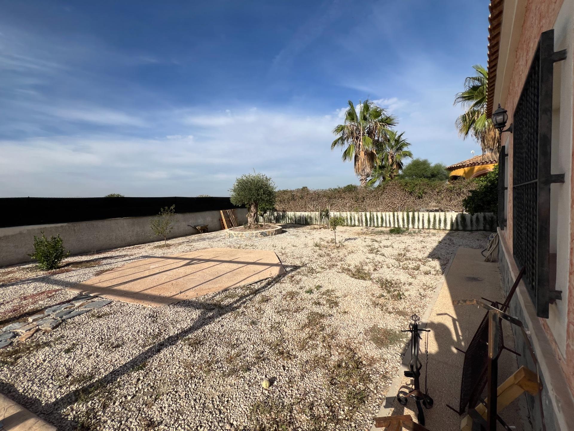Garden in villa for sale in Dolores