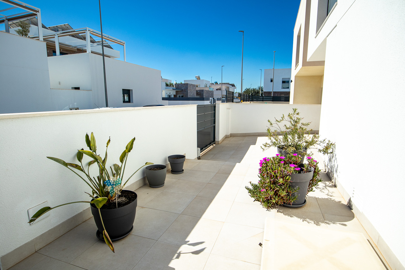 Terrace in villa for sale in Daya Vieja