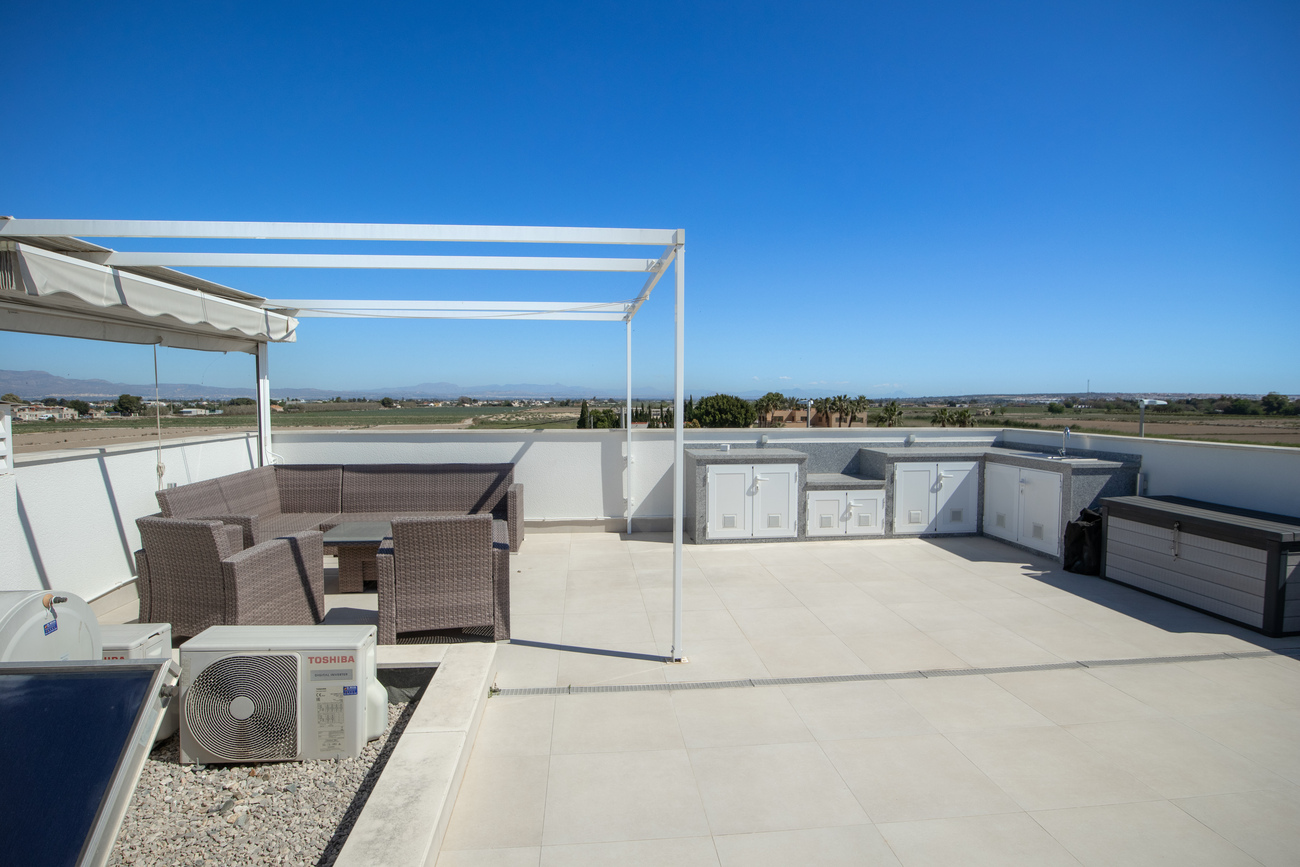 Terrace in villa for sale in Daya Vieja