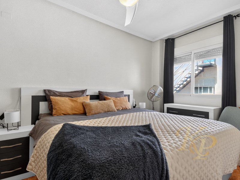 Bedroom in apartment for sale in Torrevieja