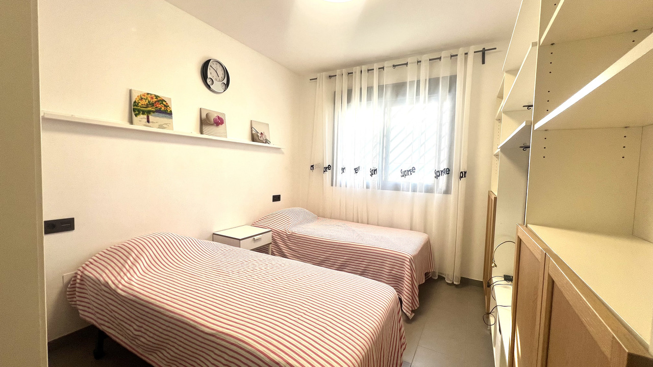 Master bedroom in apartment for sale in La Zenia
