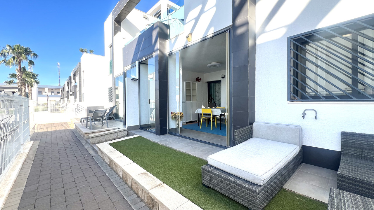 Garden in apartment for sale in La Zenia