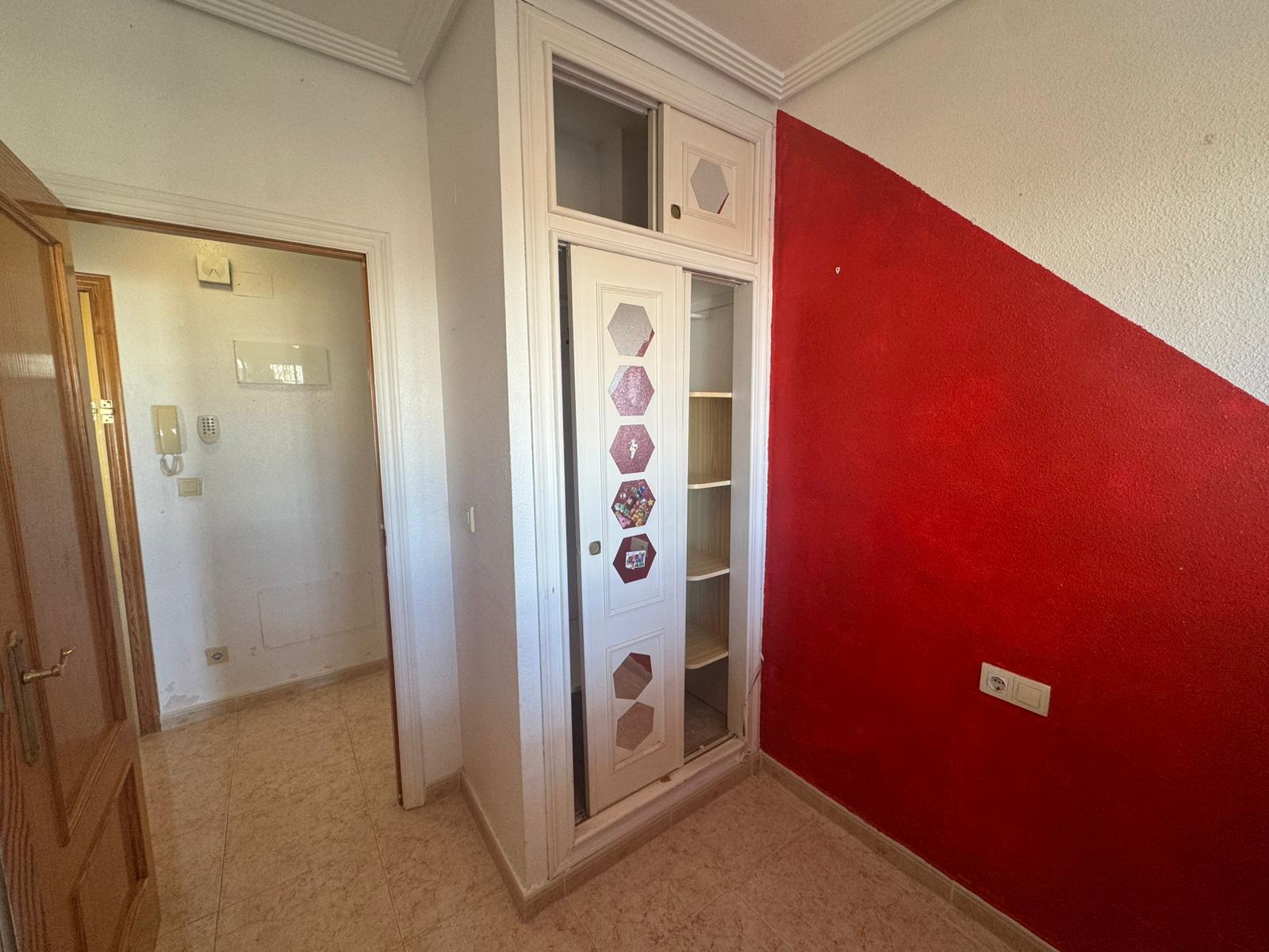Bedroom in apartment for sale in Torrevieja
