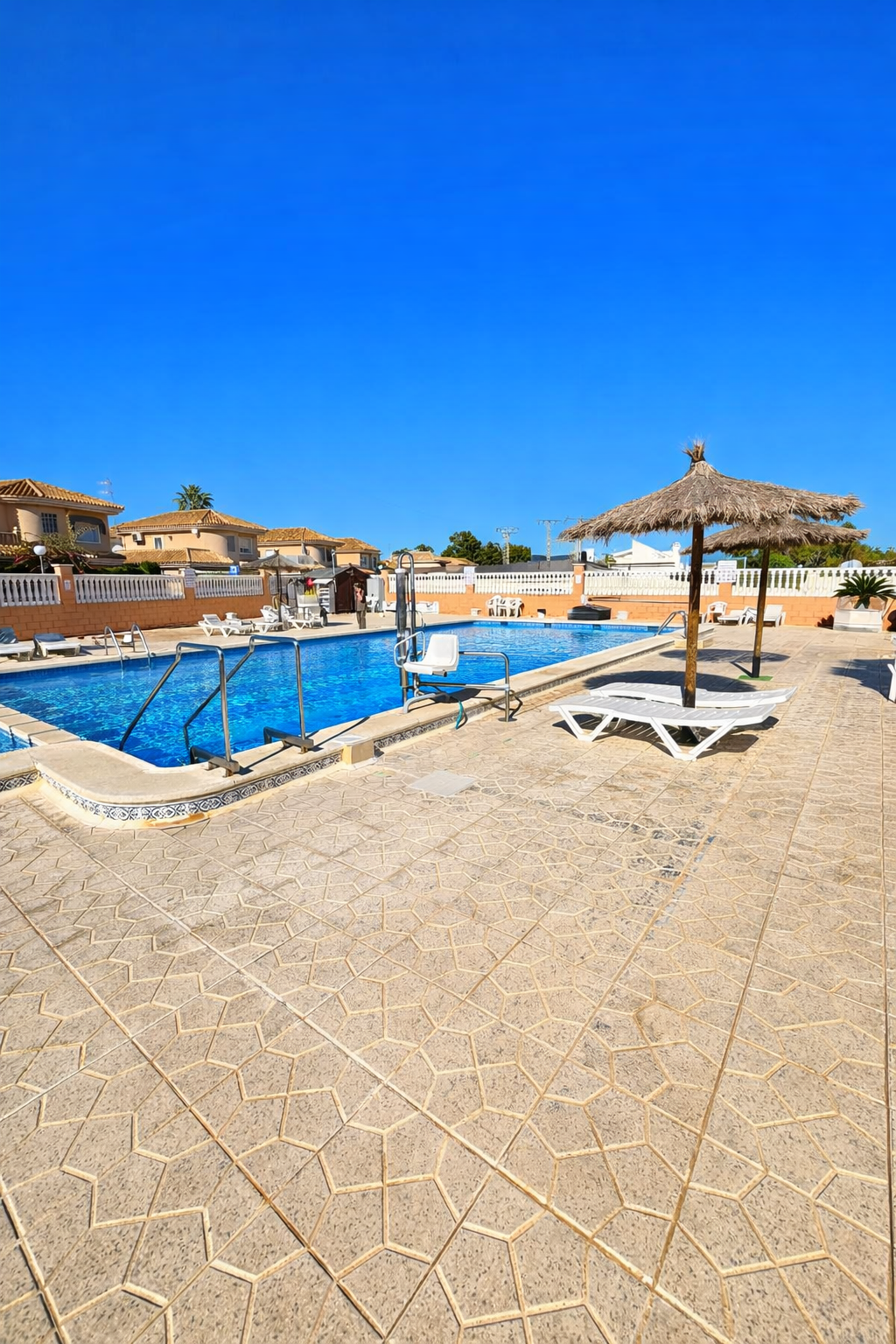 Zuidelijke Charme in Torrevieja: Een Prachtig Bungalow met Zonovergoten Terras