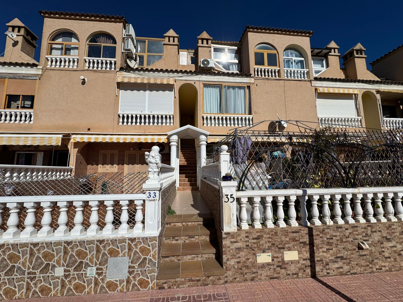 Zuidelijke Charme in Torrevieja: Een Prachtig Bungalow met Zonovergoten Terras