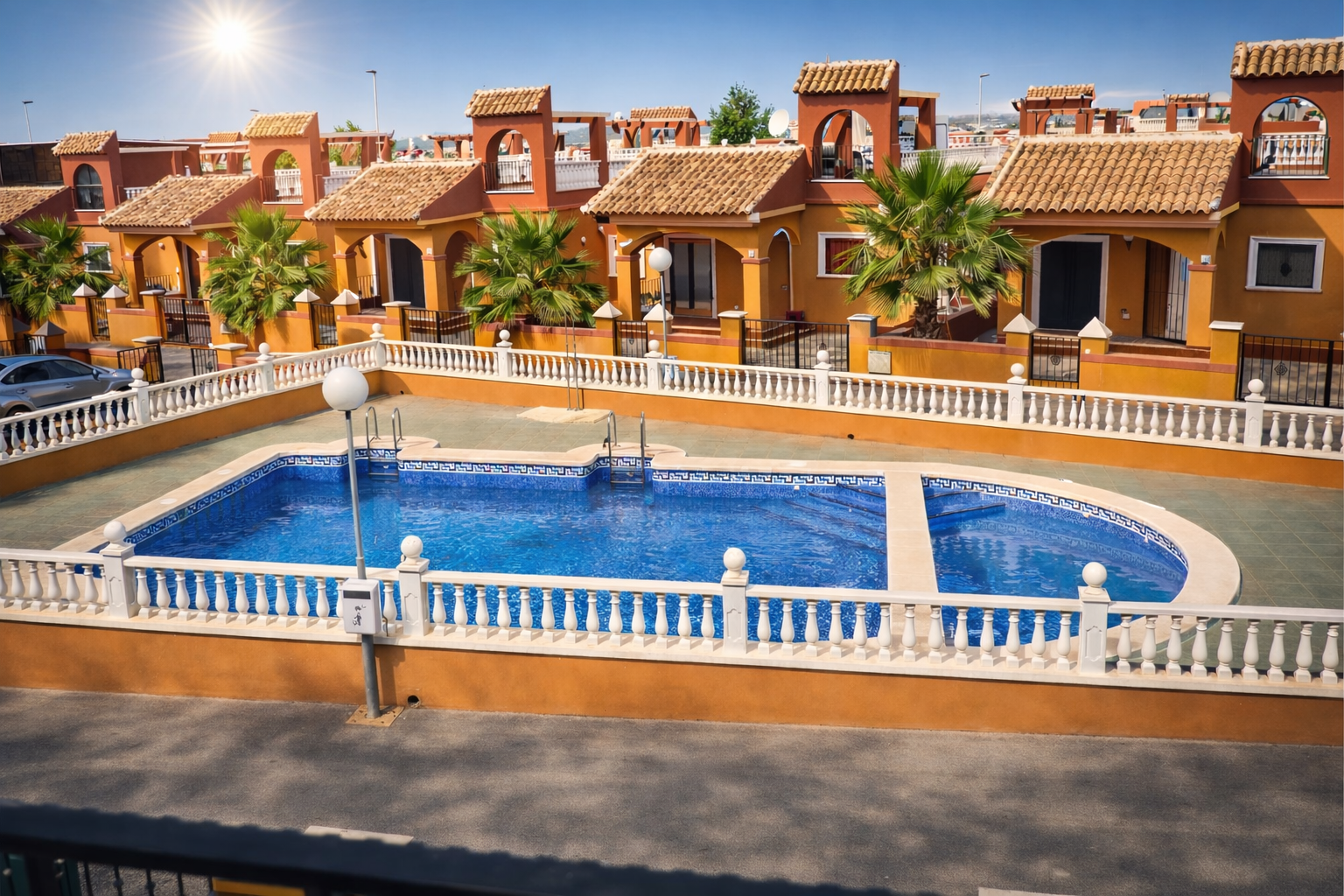 Villa Mediterrânea em Torrevieja – Solarium, Piscina Comunitária e Conforto Mobiliado