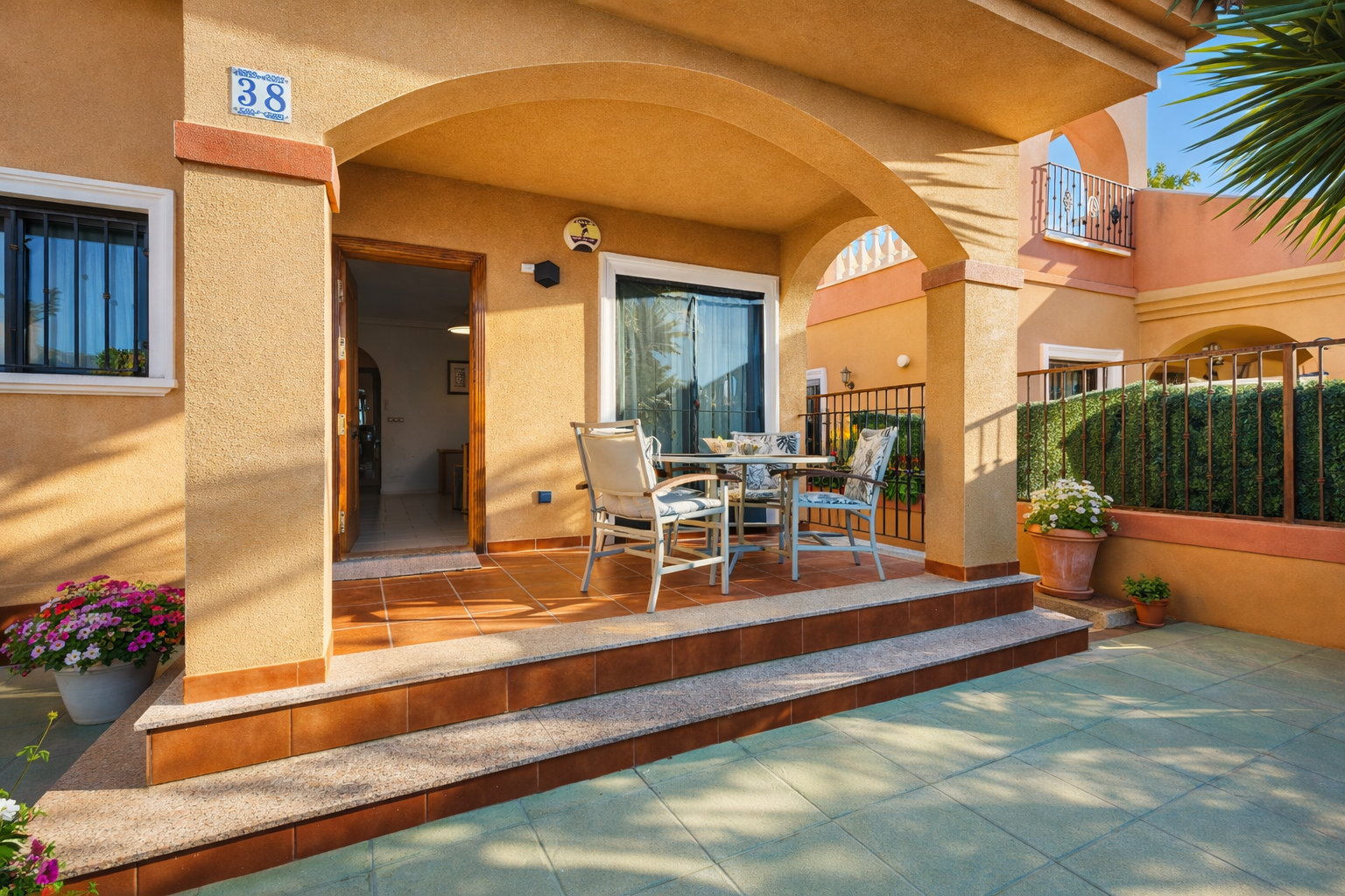 Villa Mediterrânea em Torrevieja – Solarium, Piscina Comunitária e Conforto Mobiliado