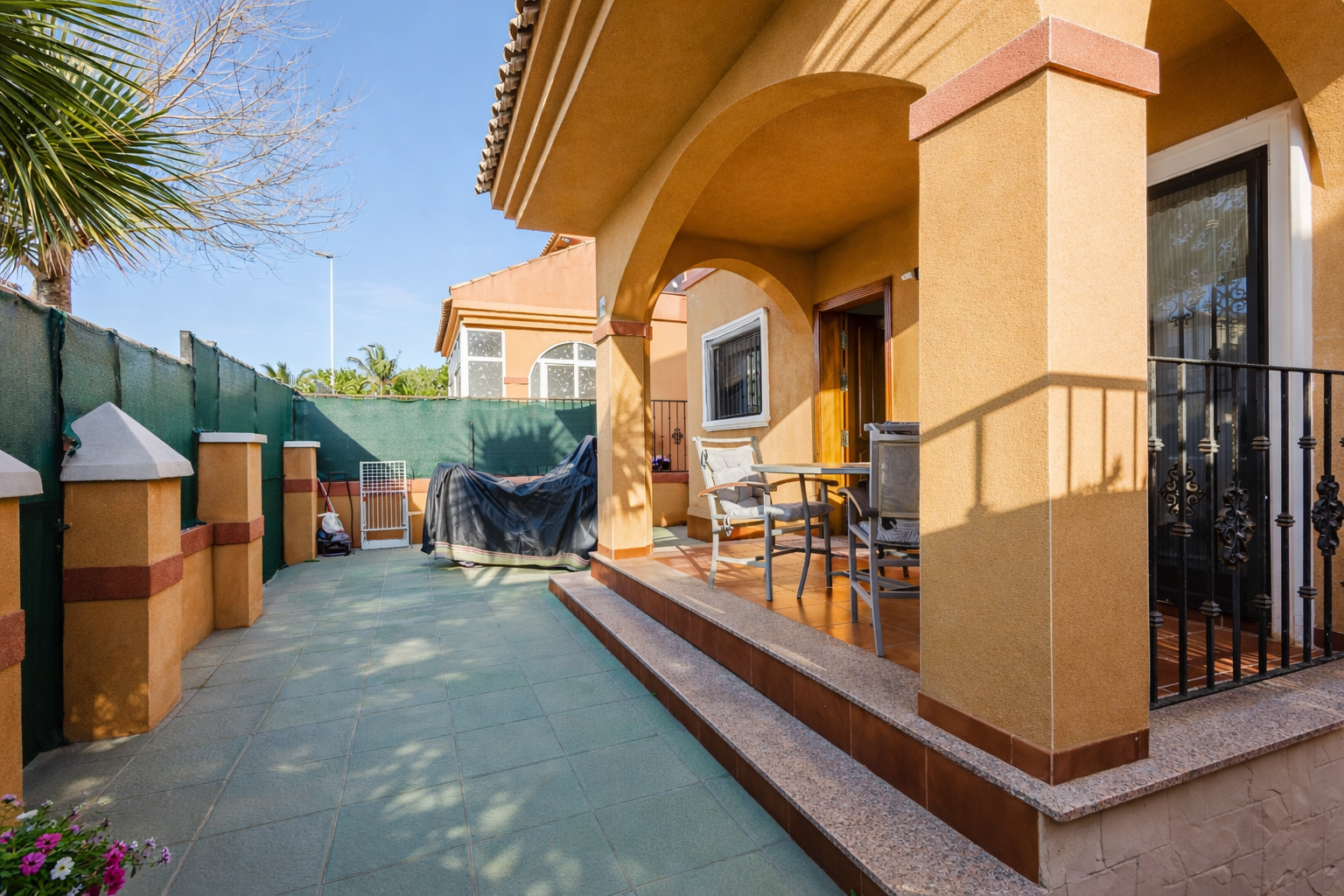 Villa Mediterrânea em Torrevieja – Solarium, Piscina Comunitária e Conforto Mobiliado