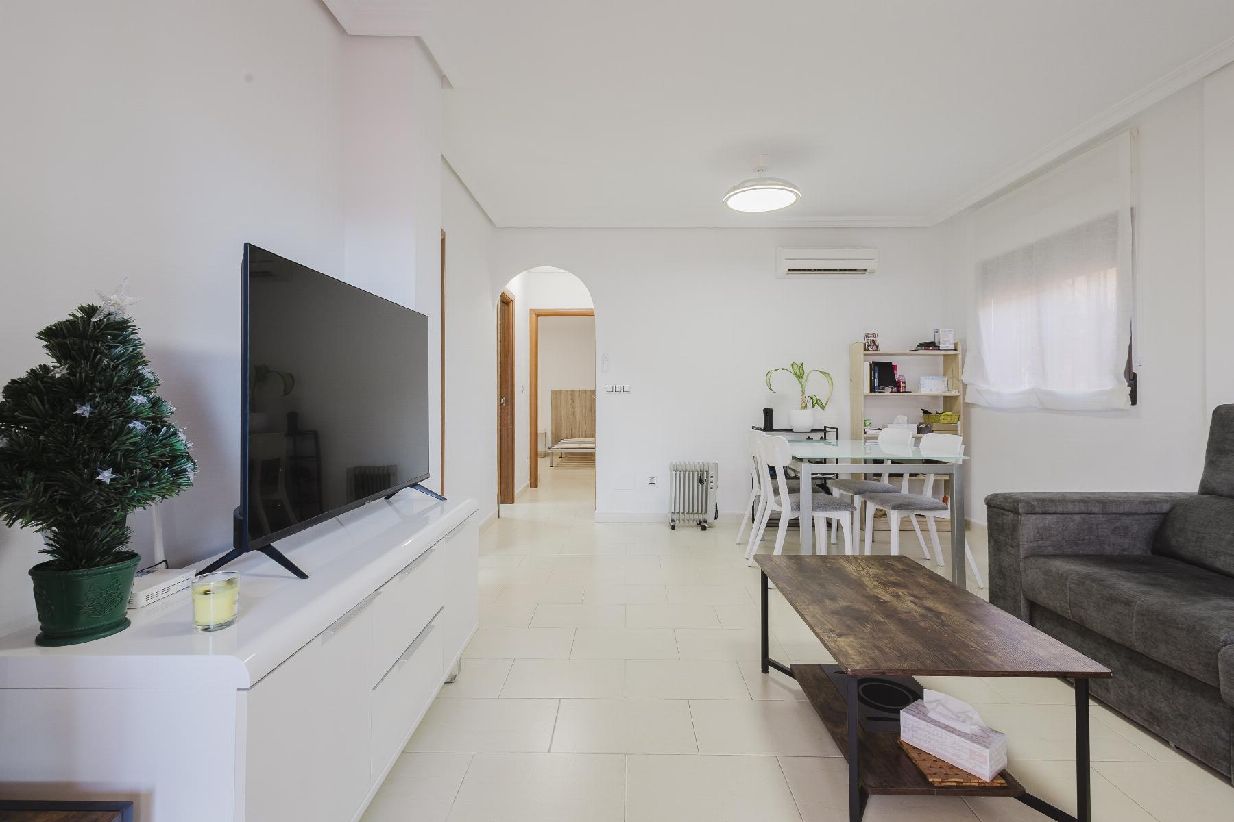 Villa Mediterrânea em Torrevieja – Solarium, Piscina Comunitária e Conforto Mobiliado