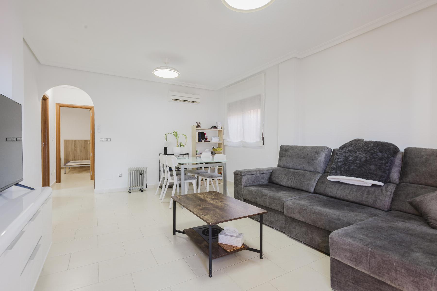 Villa Mediterrânea em Torrevieja – Solarium, Piscina Comunitária e Conforto Mobiliado