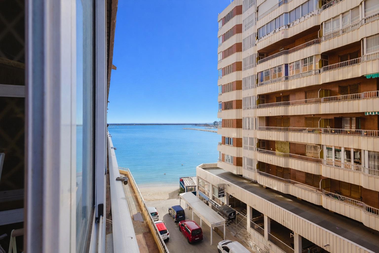 海岸之巅:Torrevieja首线海景三居室全景套房