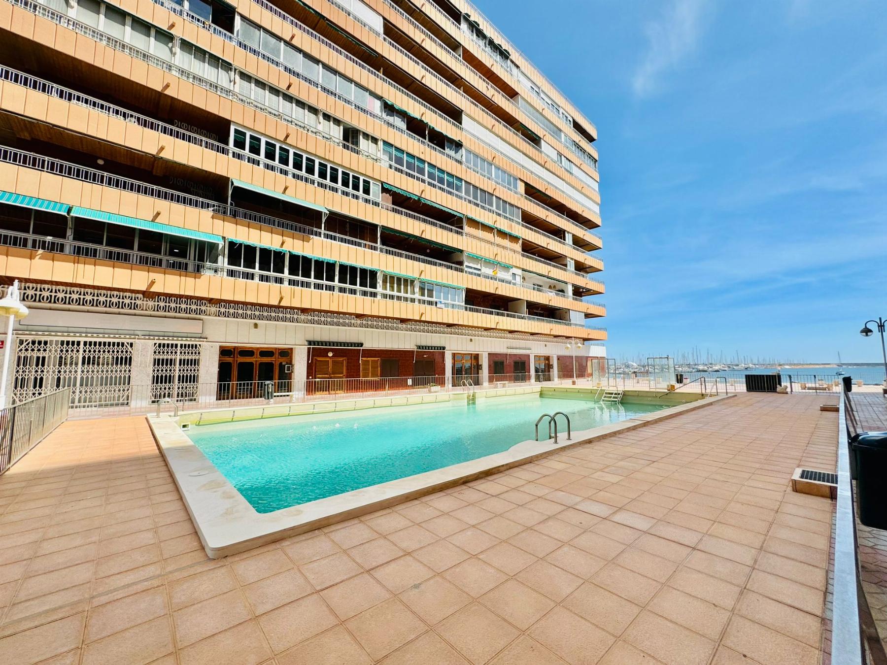 海岸之巅:Torrevieja首线海景三居室全景套房