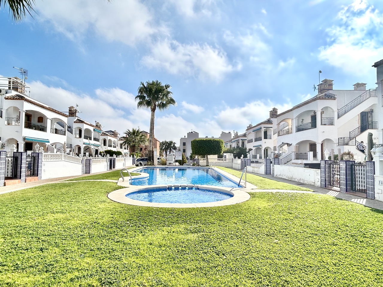 Уютный апартамент с балконом и видом на сад в Villamartín