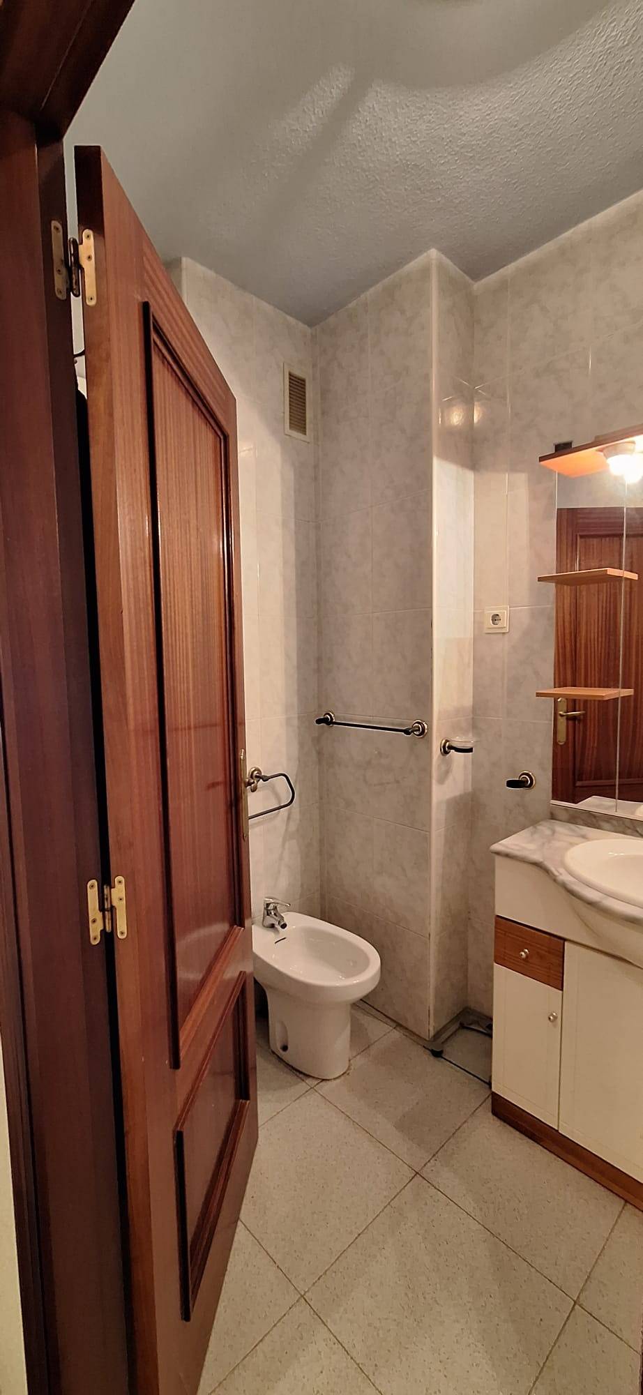 Master bedroom in apartment for sale in Murcia