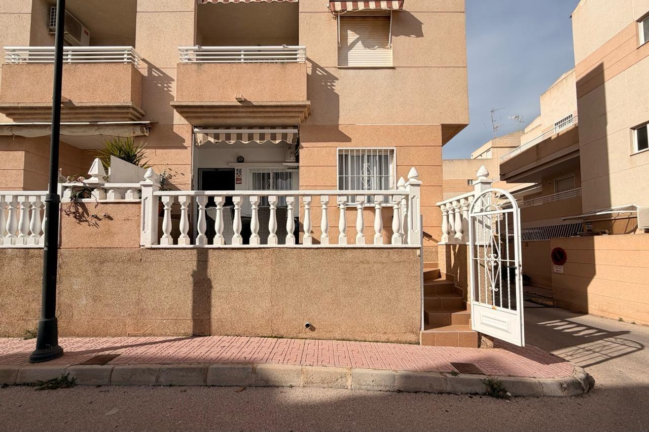 Bedroom in apartment for sale in Torrevieja