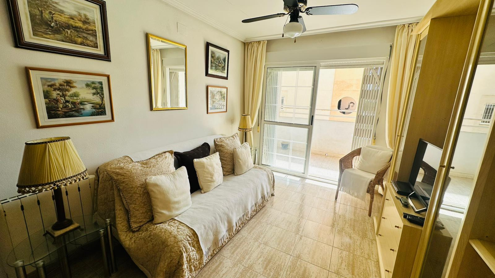 Bedroom in apartment for sale in Torrevieja