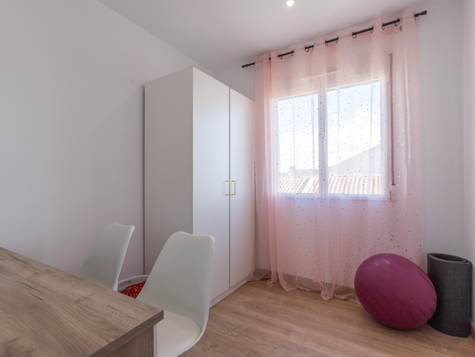 Bedroom in villa for sale in Los Balcones