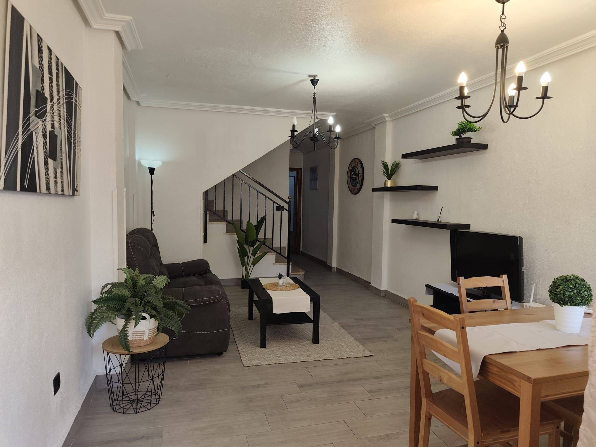 Duplex Renovado em Villananitos: Onde a Comodidade e Luxo se Encontram