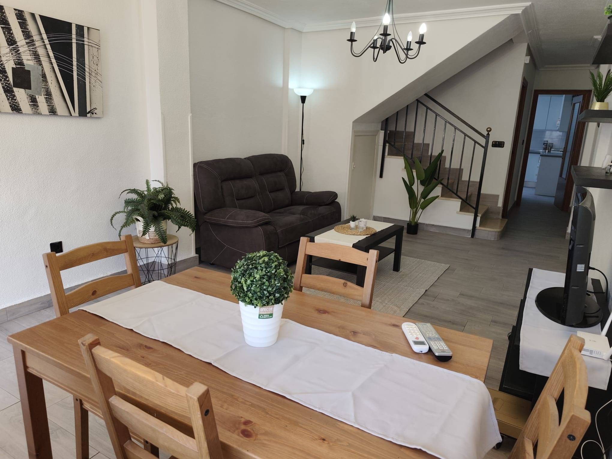 Duplex Renovado em Villananitos: Onde a Comodidade e Luxo se Encontram