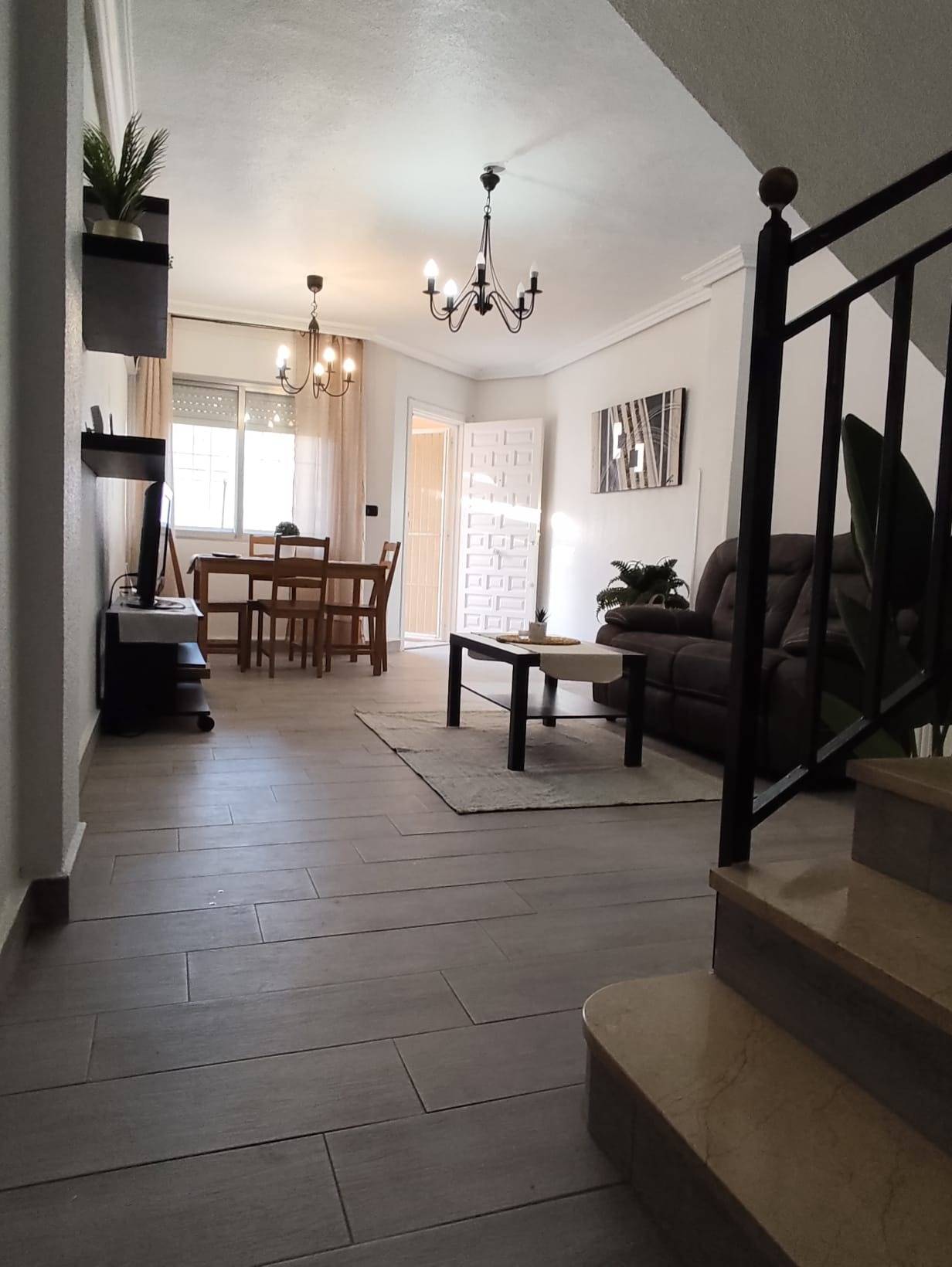Duplex Renovado em Villananitos: Onde a Comodidade e Luxo se Encontram