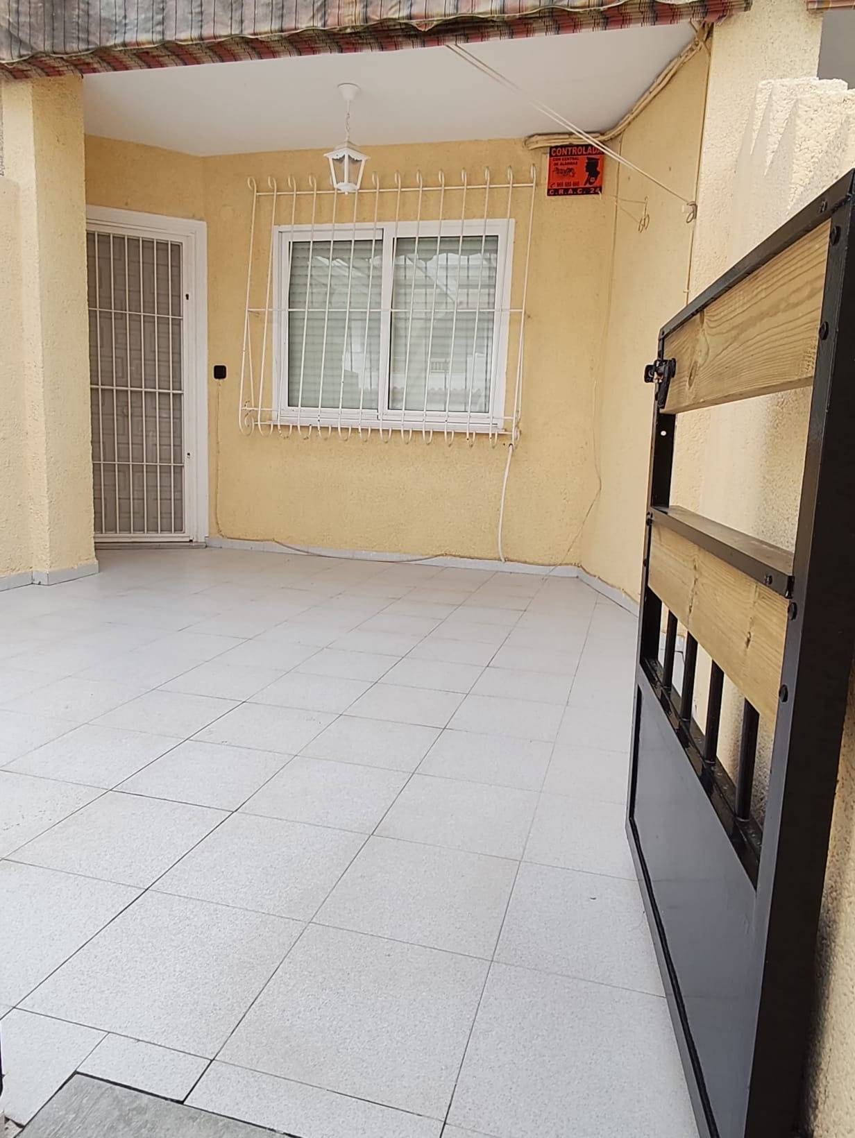 Duplex Renovado em Villananitos: Onde a Comodidade e Luxo se Encontram