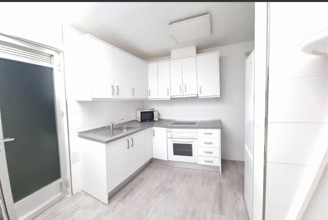Duplex Renovado em Villananitos: Onde a Comodidade e Luxo se Encontram