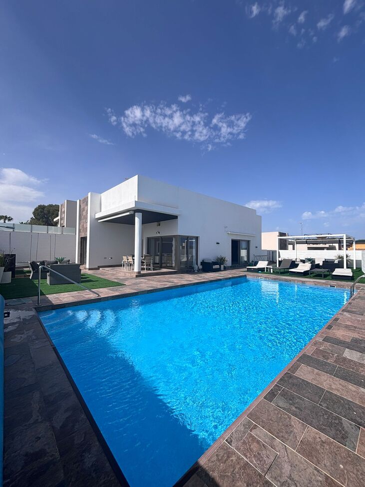 Bedroom in villa for sale in Villamartin