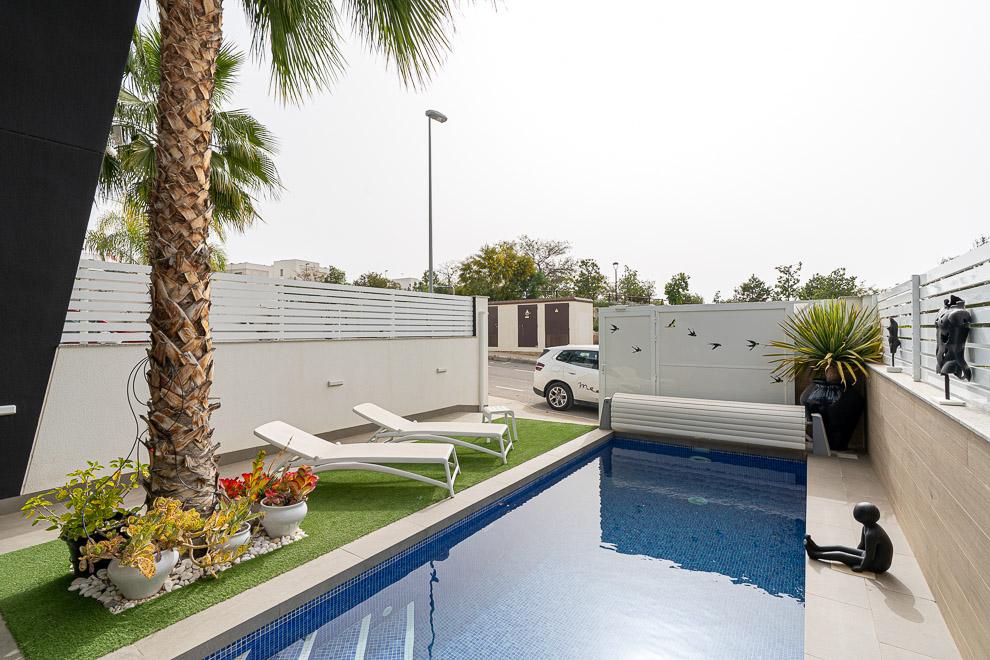 Master bedroom in villa for sale in Benijofar