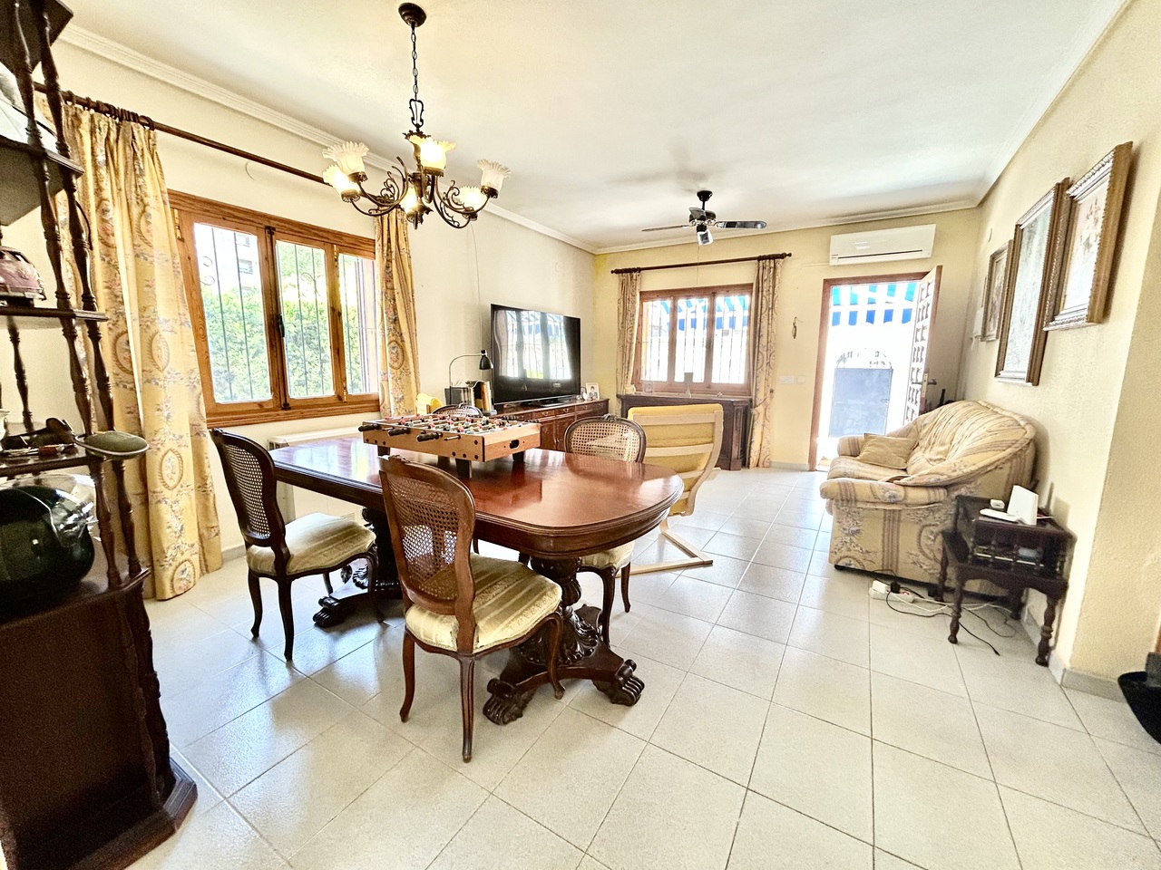 Living room in villa for sale in La Zenia