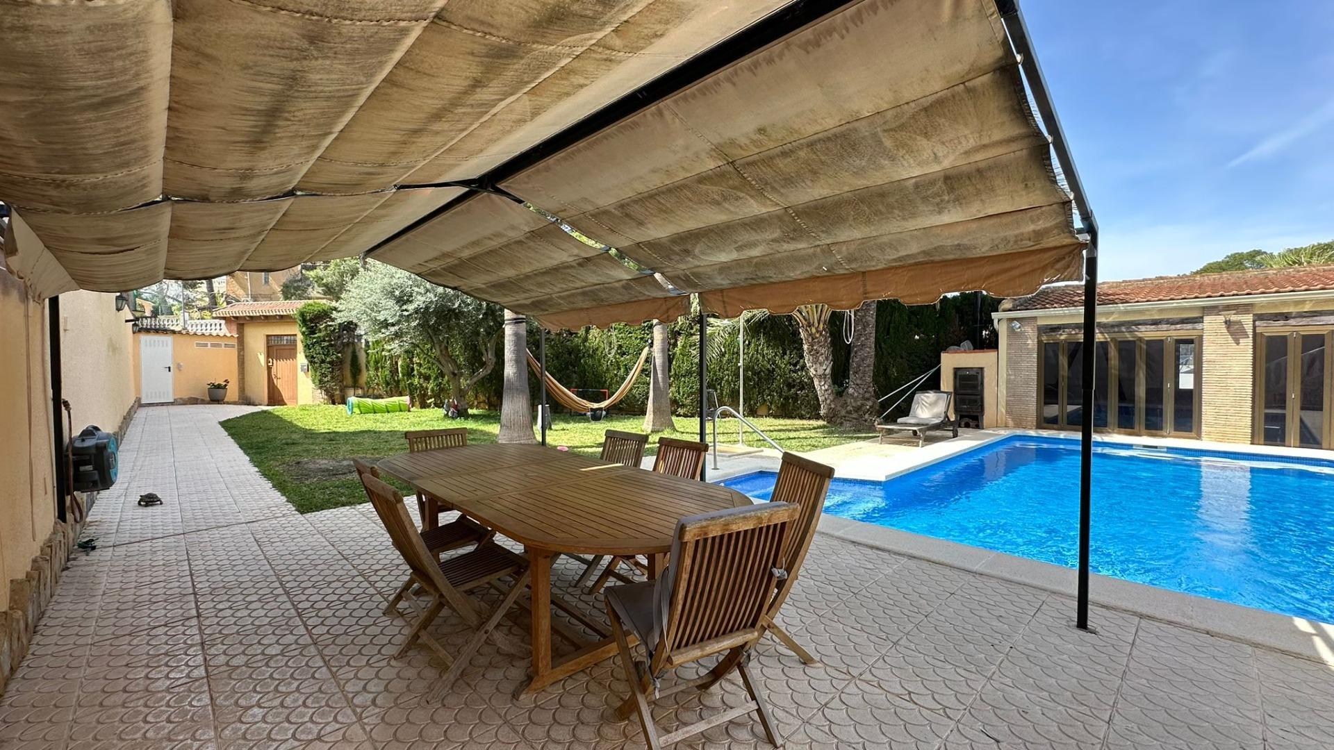 Garden in villa for sale in Torrevieja