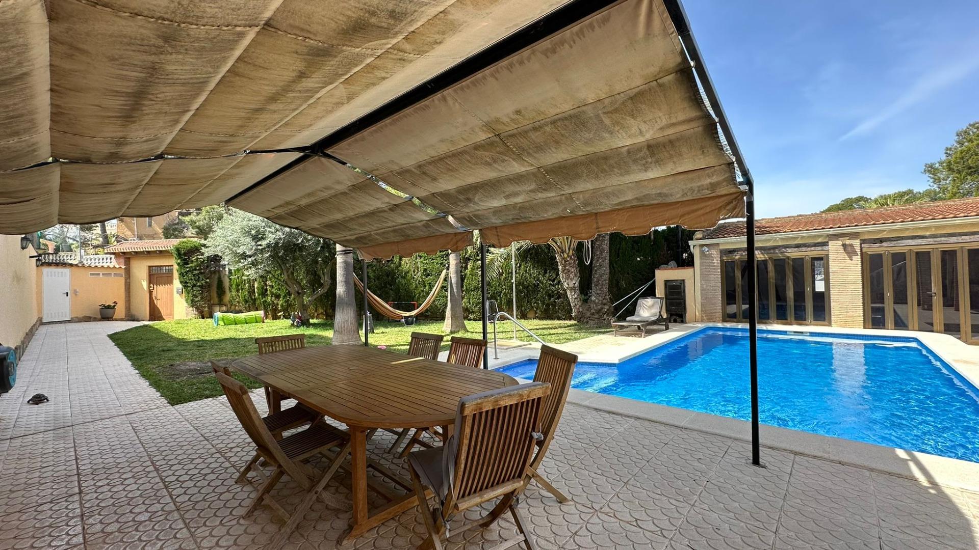 Dining area in villa for sale in Torrevieja