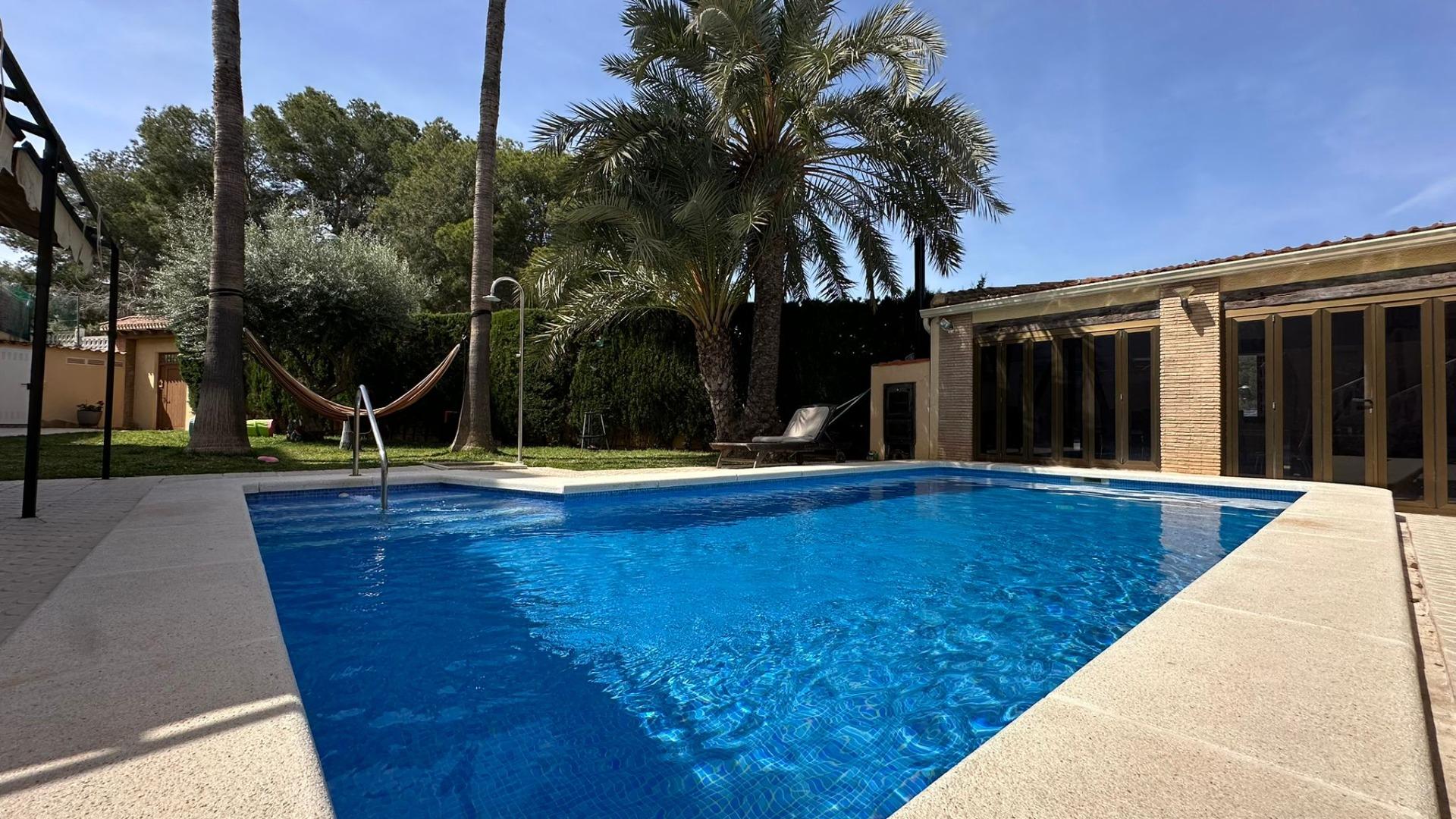 Bedroom in villa for sale in Torrevieja